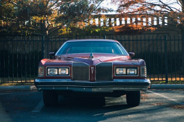 Pontiac Grand Prix 1976 image number 0