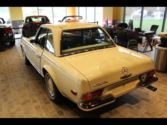 Mercedes-Benz SL-Class 1970 image number 2