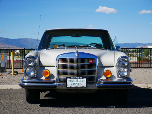 Mercedes-Benz 200-Series 1972 image number 27