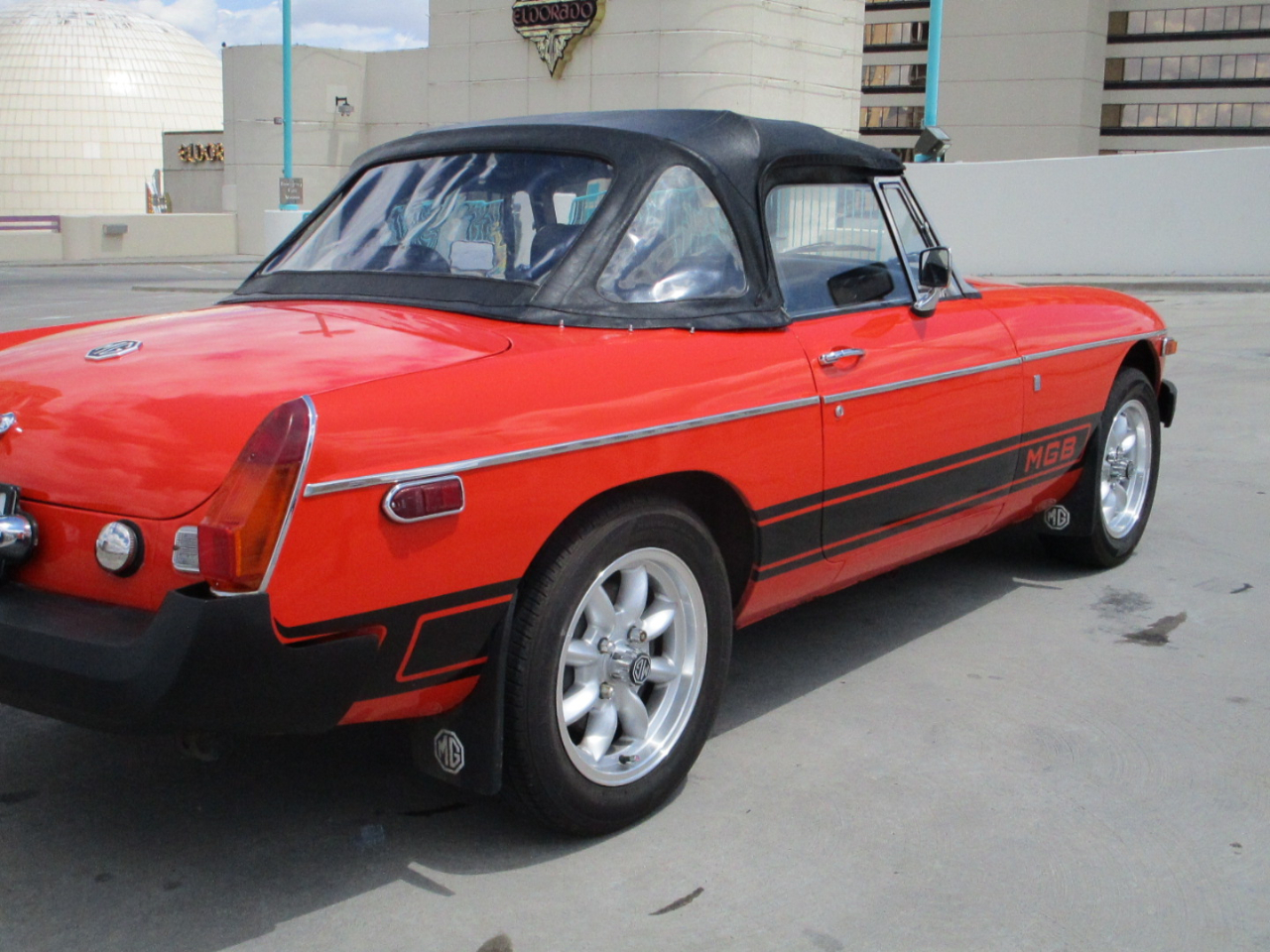 MG MGB 1976 image number 16