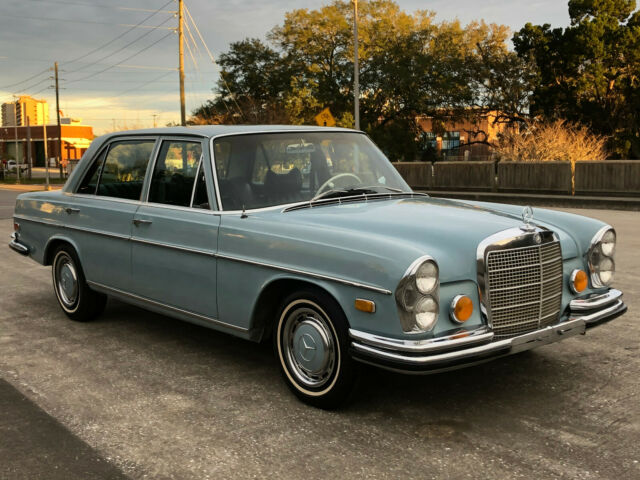 Mercedes-Benz 200-Series 1972 image number 0