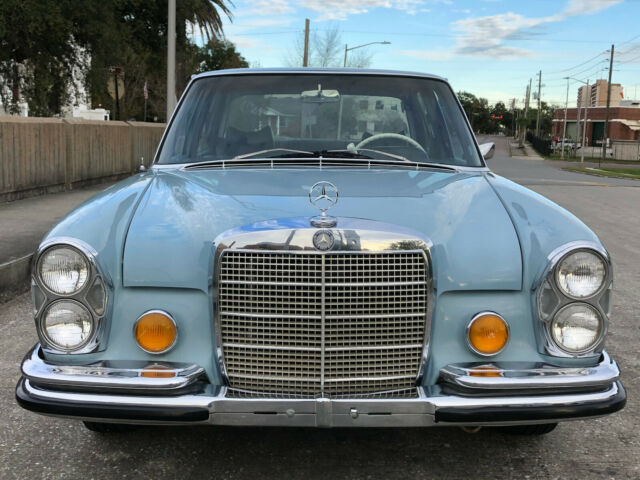 Mercedes-Benz 200-Series 1972 image number 1