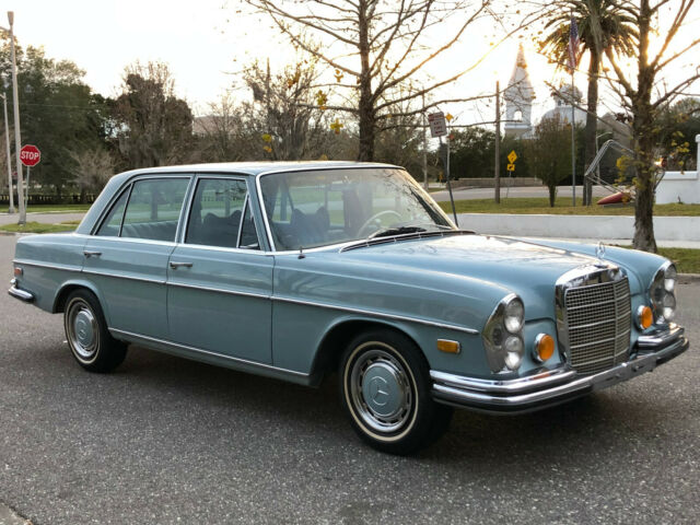 Mercedes-Benz 200-Series 1972 image number 11