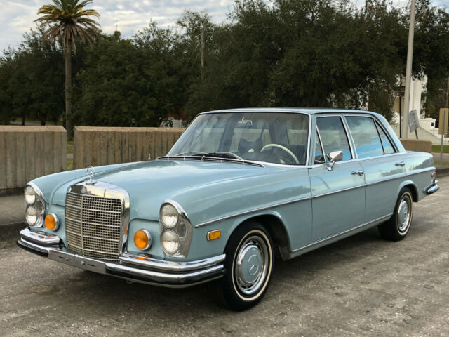 Mercedes-Benz 200-Series 1972 image number 2