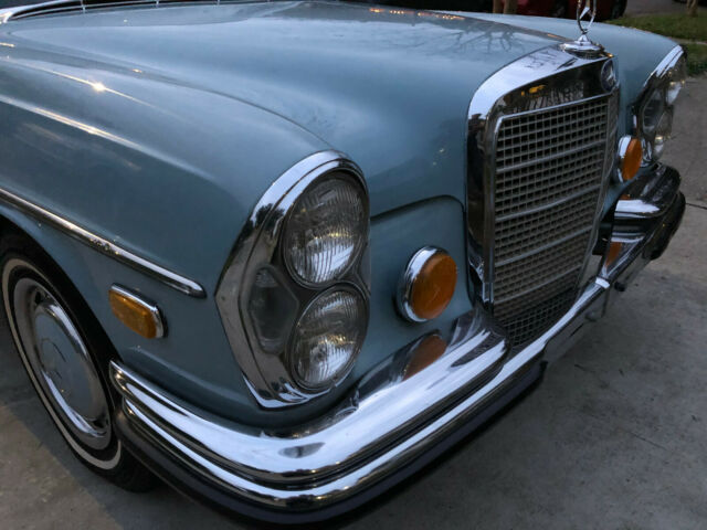 Mercedes-Benz 200-Series 1972 image number 21