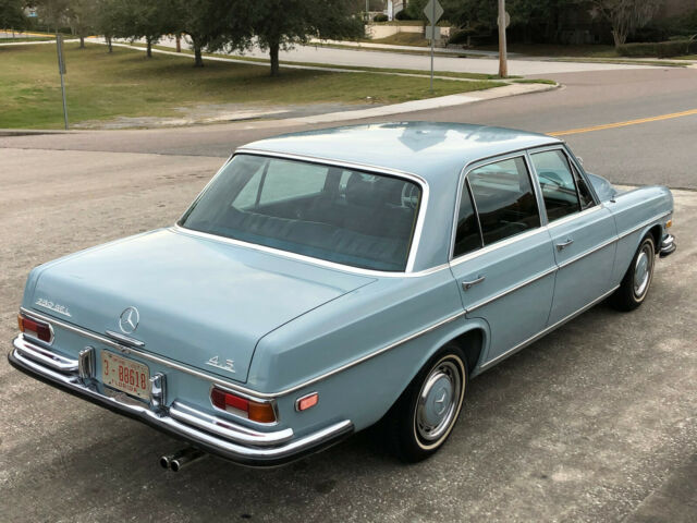 Mercedes-Benz 200-Series 1972 image number 28