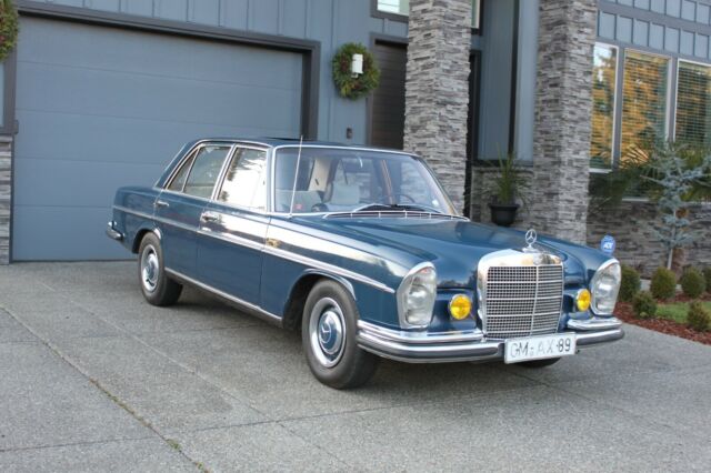 Mercedes-Benz 200-Series 1967 image number 0