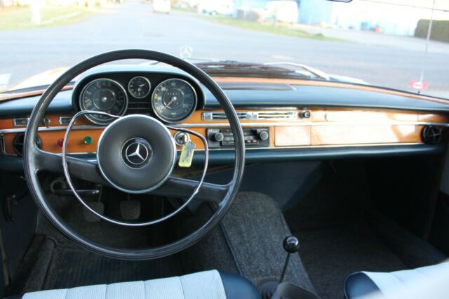 Mercedes-Benz 200-Series 1967 image number 11