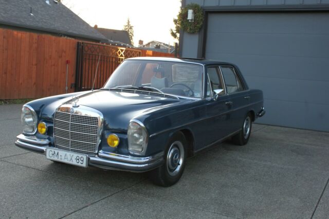 Mercedes-Benz 200-Series 1967 image number 2