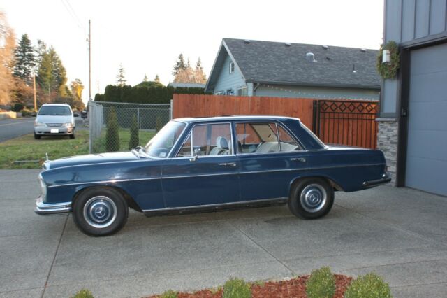 Mercedes-Benz 200-Series 1967 image number 25