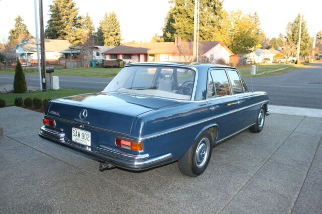 Mercedes-Benz 200-Series 1967 image number 26