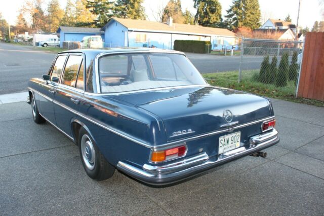 Mercedes-Benz 200-Series 1967 image number 27