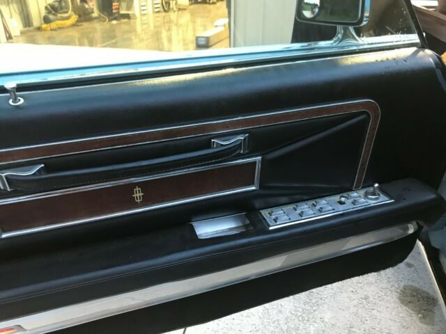 Lincoln Town Car 1970 image number 27