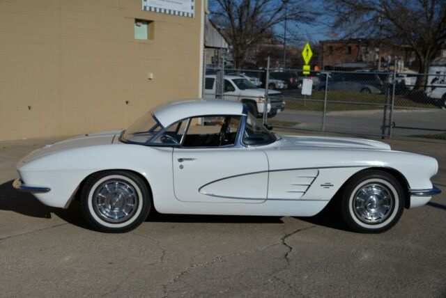 Chevrolet Corvette 1961 image number 2