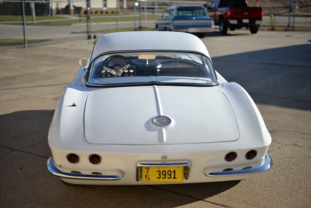 Chevrolet Corvette 1961 image number 27