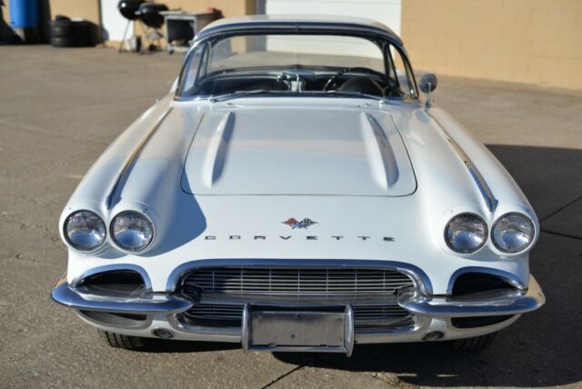 Chevrolet Corvette 1961 image number 29