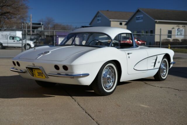 Chevrolet Corvette 1961 image number 30