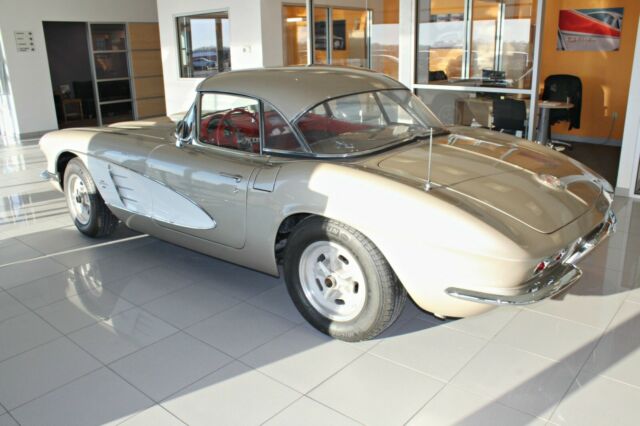 Chevrolet Corvette 1961 image number 27