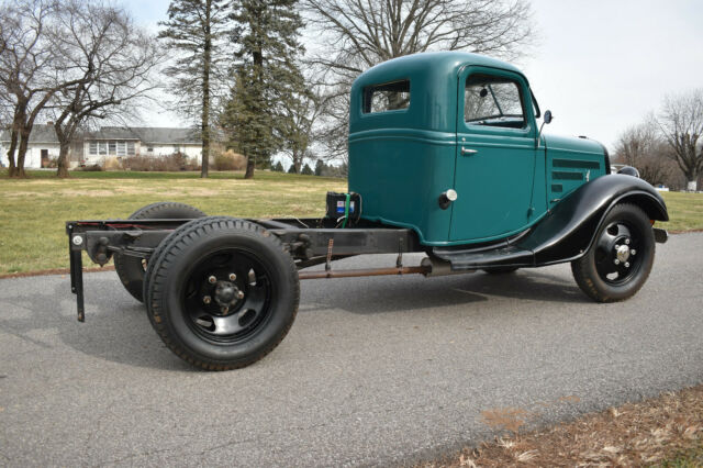 Ford 1 1/2 Ton 1937 image number 2