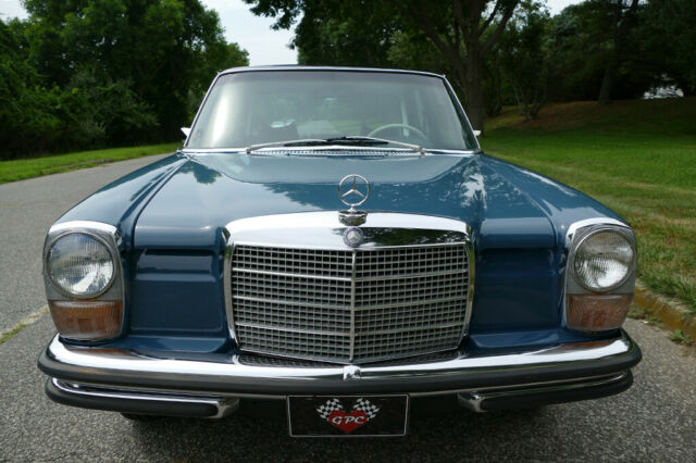 Mercedes-Benz 200-Series 1970 image number 0