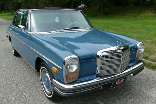 Mercedes-Benz 200-Series 1970 image number 1