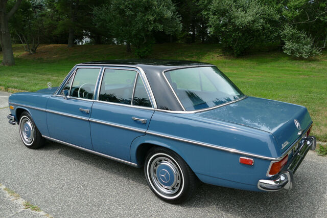 Mercedes-Benz 200-Series 1970 image number 10