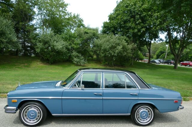 Mercedes-Benz 200-Series 1970 image number 11