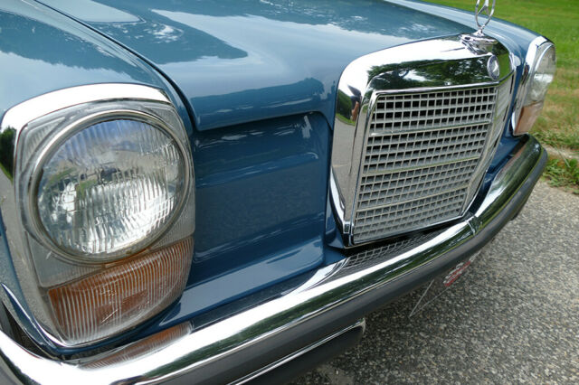 Mercedes-Benz 200-Series 1970 image number 15