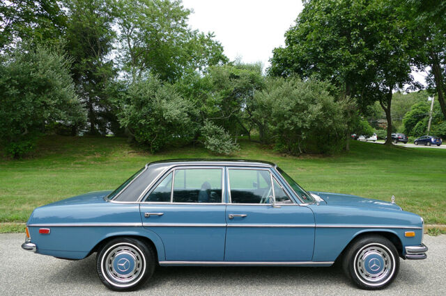 Mercedes-Benz 200-Series 1970 image number 27