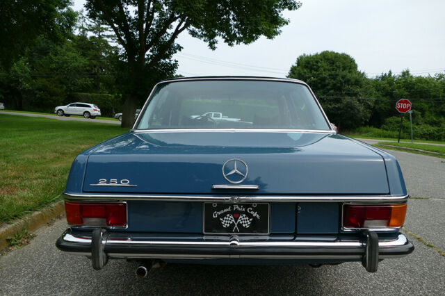 Mercedes-Benz 200-Series 1970 image number 31