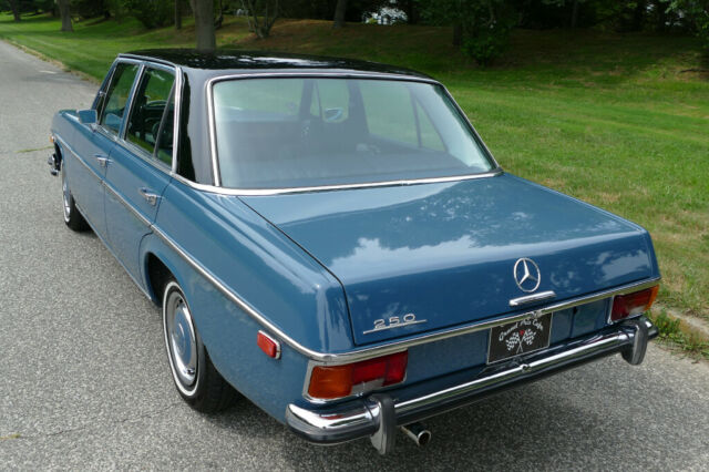 Mercedes-Benz 200-Series 1970 image number 32