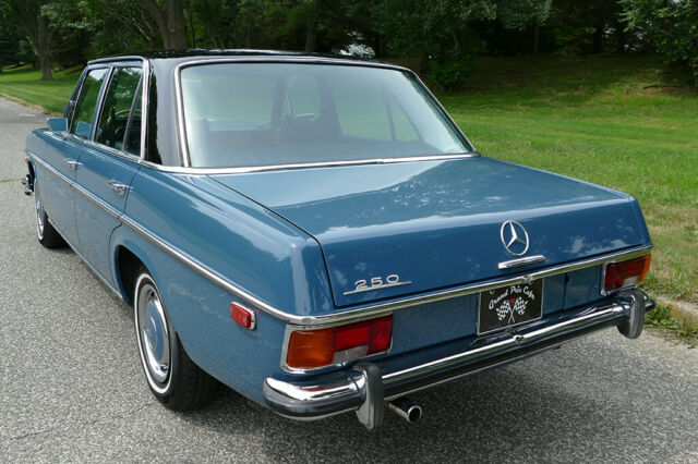 Mercedes-Benz 200-Series 1970 image number 33