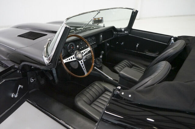 Jaguar E-Type 1966 image number 32