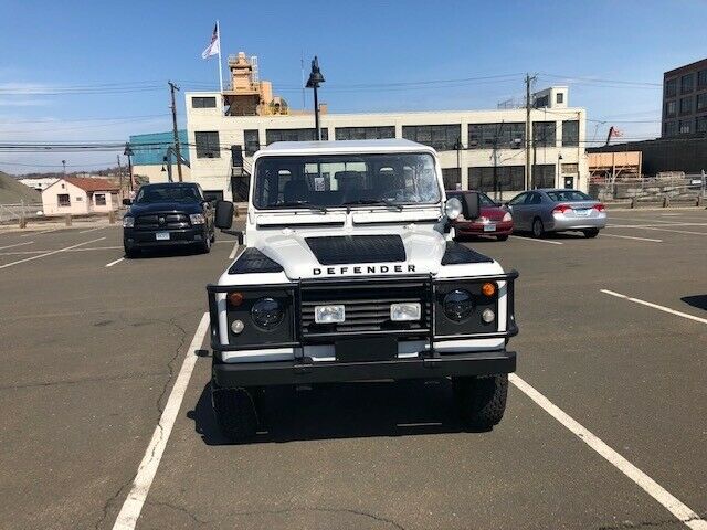 Land Rover Defender 1900 image number 0