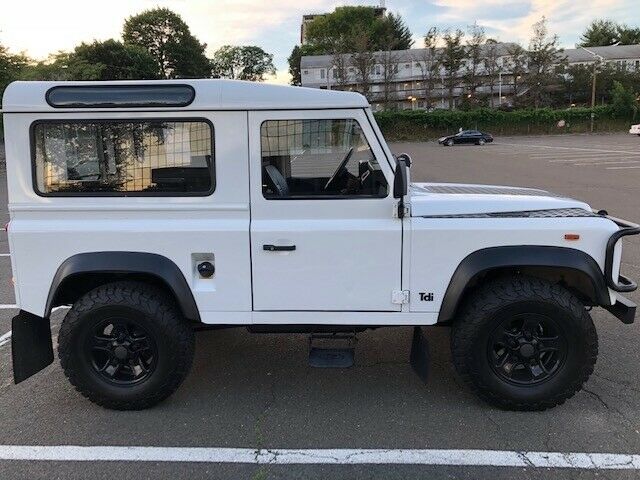 Land Rover Defender 1900 image number 16