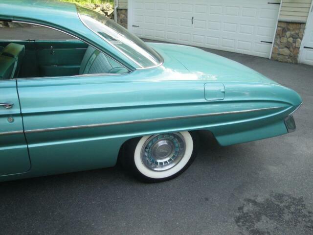 Oldsmobile Eighty-Eight 1961 image number 10