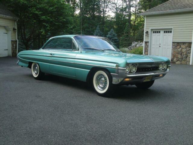 Oldsmobile Eighty-Eight 1961 image number 2