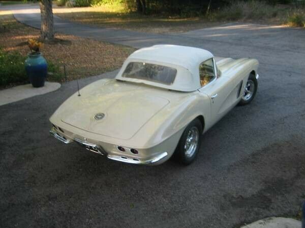 Chevrolet Corvette 1962 image number 20