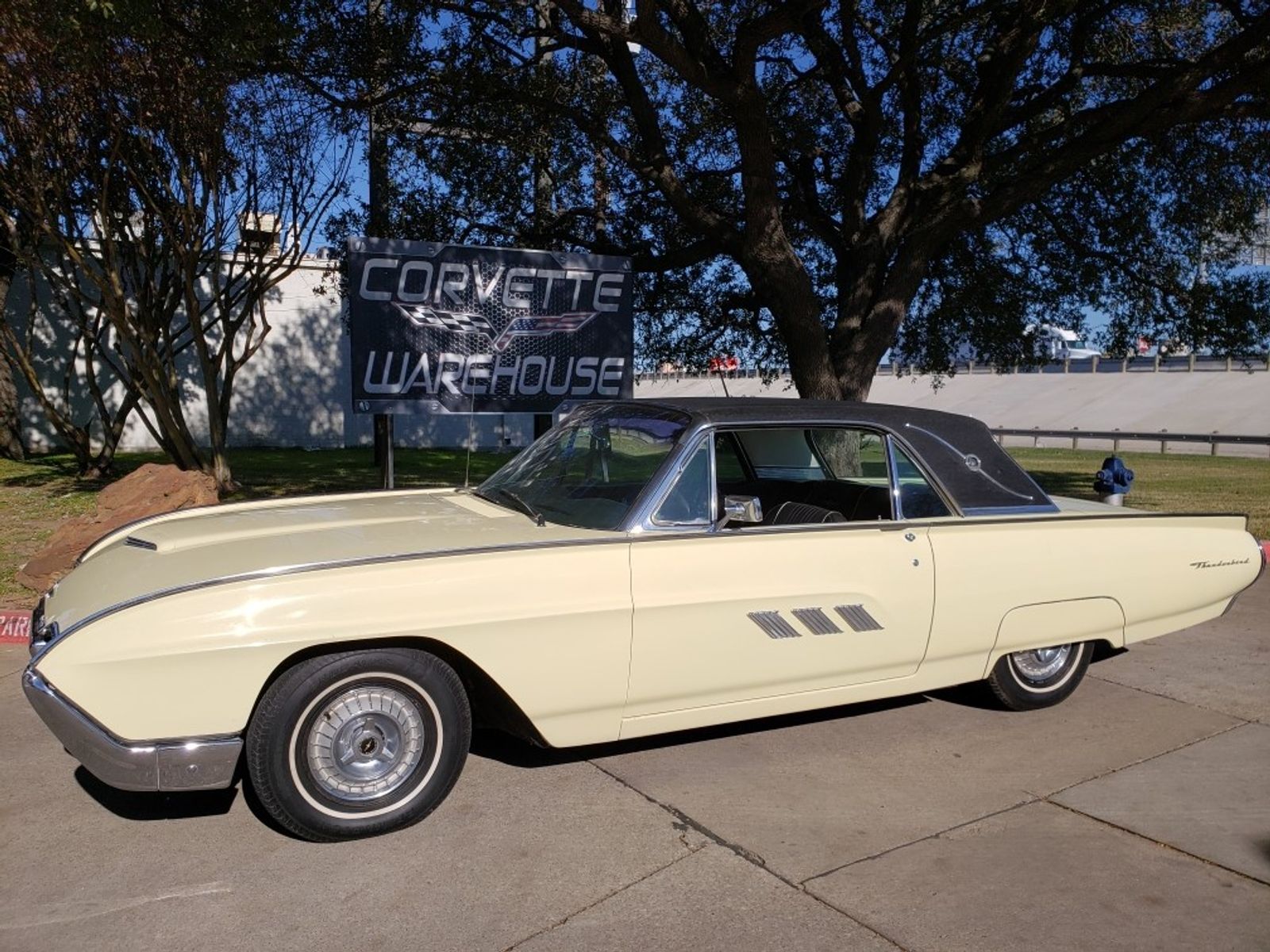 Ford Thunderbird 1963 image number 0