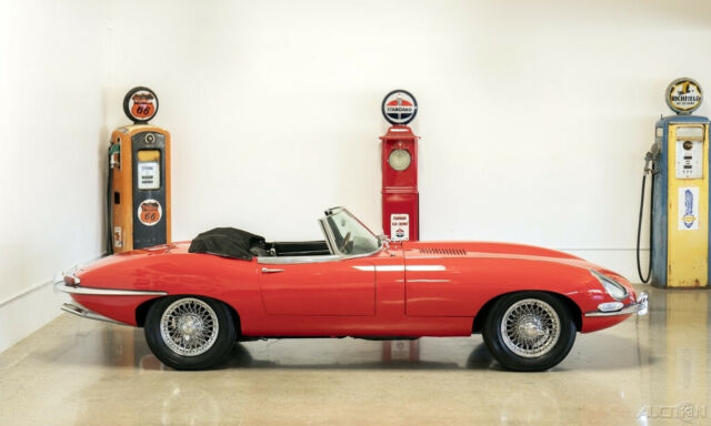 Jaguar E-Type 1966 image number 29