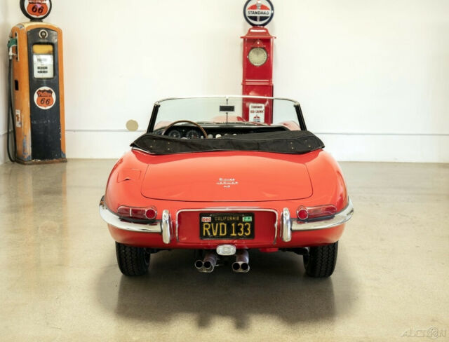 Jaguar E-Type 1966 image number 3