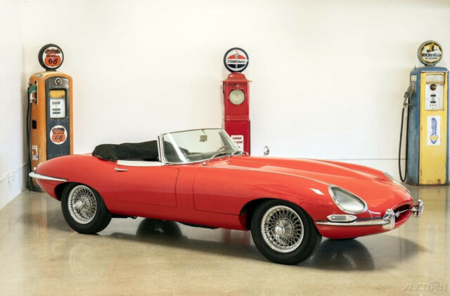 Jaguar E-Type 1966 image number 30