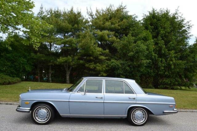 Mercedes-Benz 200-Series 1972 image number 32