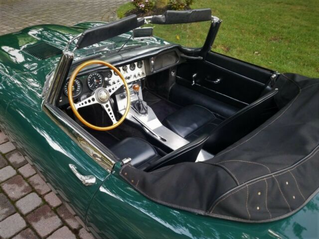 Jaguar E-Type 1962 image number 31