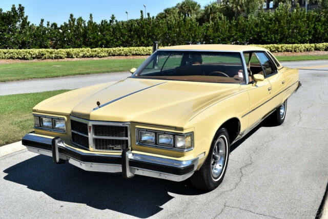 Pontiac Grandville 1975 image number 24