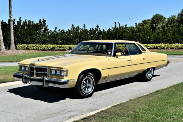 Pontiac Grandville 1975 image number 28