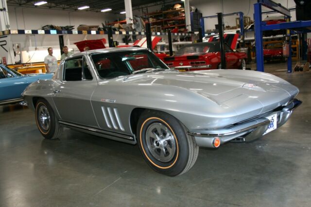 Chevrolet Corvette 1965 image number 29