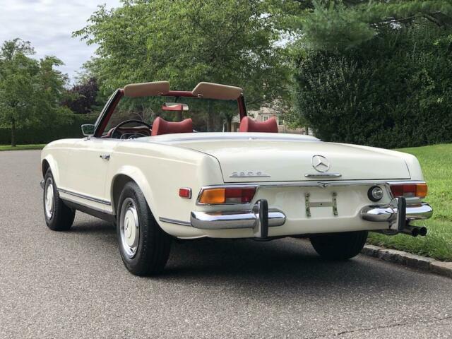 Mercedes-Benz SL-Class 1971 image number 9