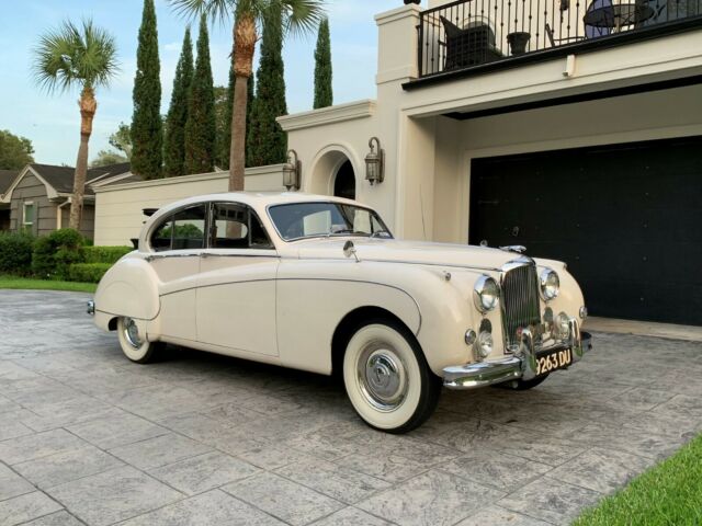 Jaguar Mark IX 1961 image number 1