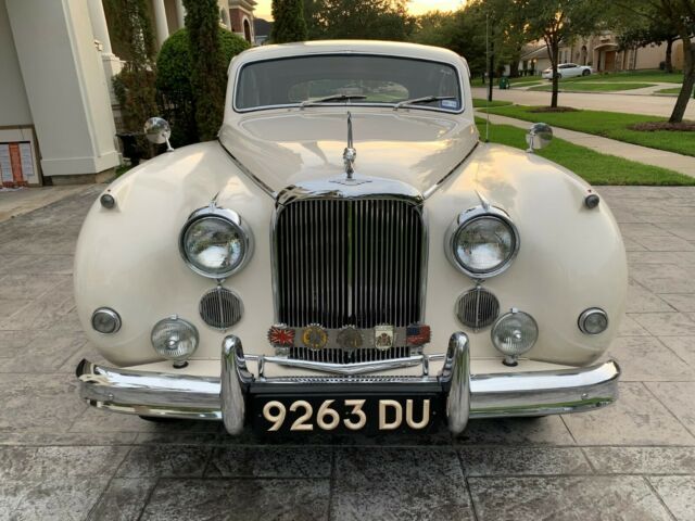 Jaguar Mark IX 1961 image number 14